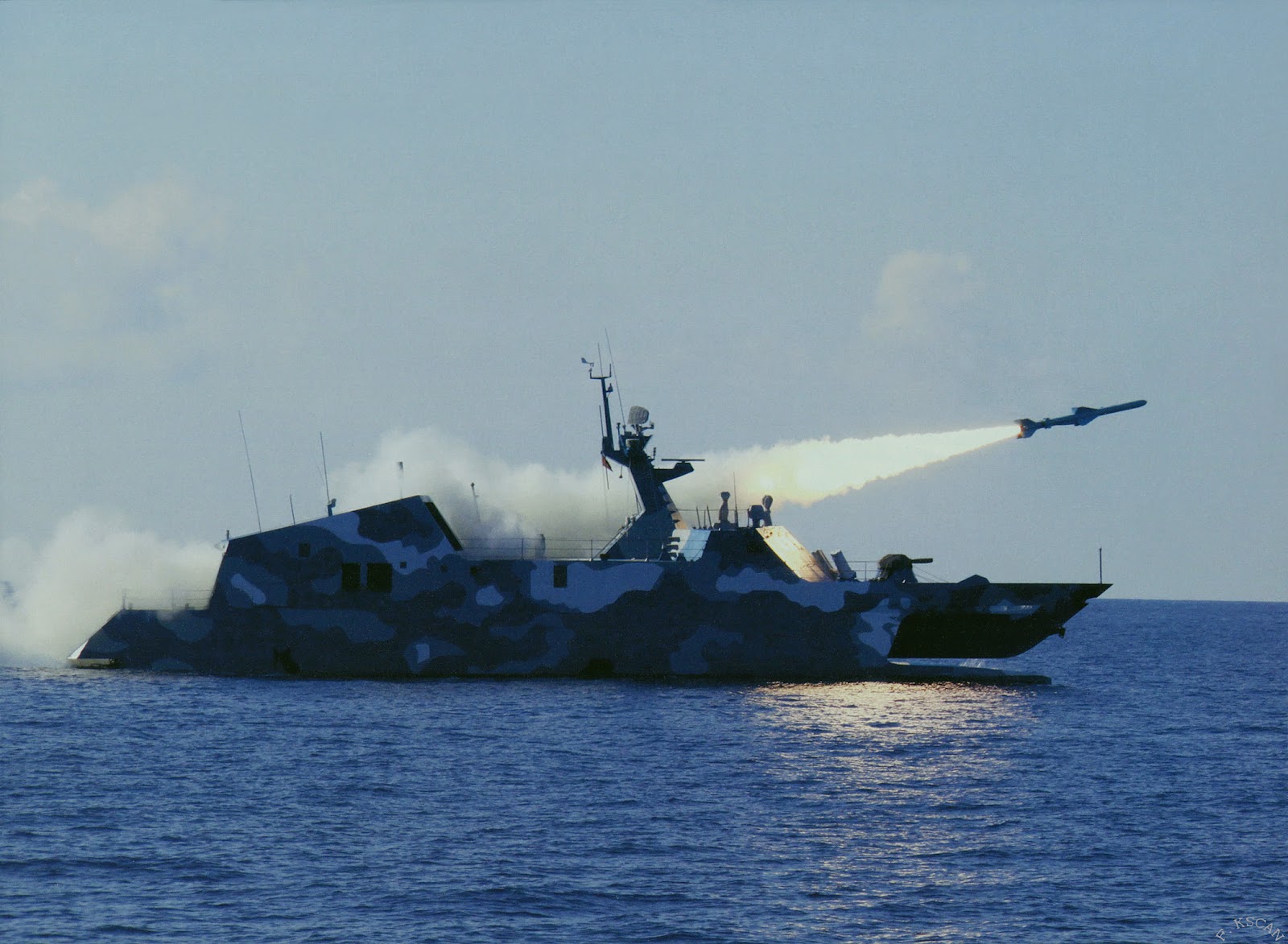 زورق الصواريخ Houbei Bei-class-fast-attack-missile-craft-stealth-catamaran-hulls-peoples-liberation-army-navy-plan-or-pla-navy-test-firing-8-yj-83-anti-ship-missiles-1